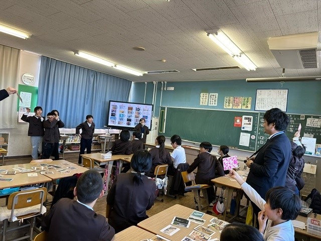 学校の教室でアートカードゲームをしている様子