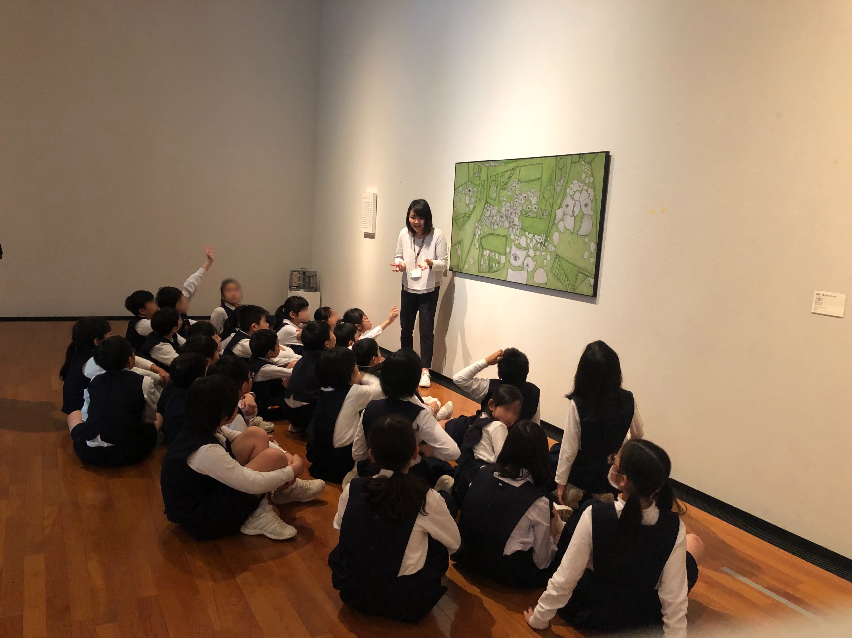 展示室内で作品を前に対話型鑑賞を実施している様子